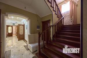 Коттедж 600м², 3-этажный, участок 10 сот.