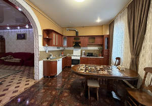 Дом 463м&sup2;, 3-этажный, на длительный срок, 