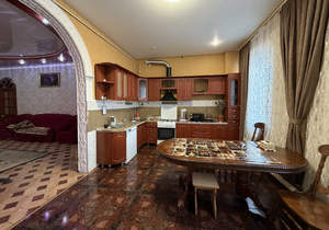 Дом 463м&sup2;, 3-этажный, на длительный срок, 