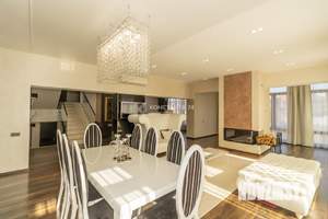 Дом 530м&sup2;, 2-этажный, участок 784 сот.  