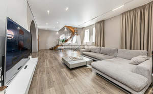 Дом 690м&sup2;, 4-этажный, участок 10 сот.  