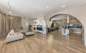 Дом 690м&sup2;, 4-этажный, участок 10 сот.  