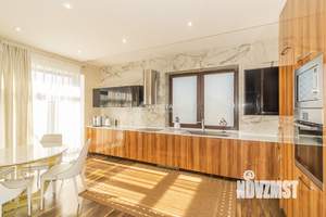 Дом 530м&sup2;, 2-этажный, участок 784 сот.  