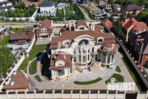 Дом 1736м&sup2;, 4-этажный, участок 42 сот.  