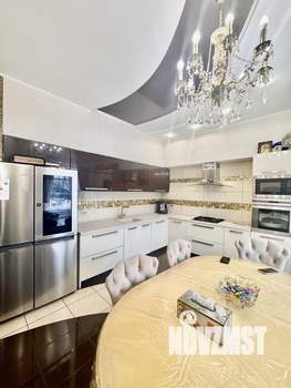 Таунхаус 280м&sup2;, 3-этажный, участок 6 сот.  