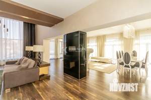 Дом 530м&sup2;, 2-этажный, участок 784 сот.  