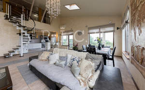 4-к квартира, вторичка, 220м2, 3/3 этаж