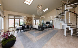 4-к квартира, вторичка, 220м2, 3/3 этаж