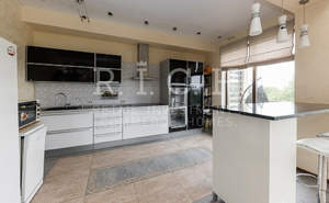 4-к квартира, вторичка, 220м2, 3/3 этаж